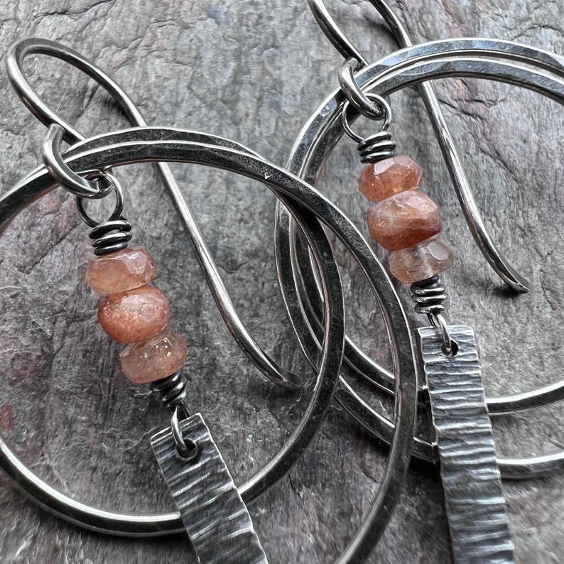 Sterling Silver Sunstone Earrings Natural Stone Hammered Silver Hoop Earrings Handmade Jewelry Unique Gift for Her imagem 5