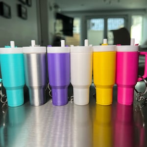 Porte-clés mini gobelet, mini coupe Stanley, porte-clés avec bouchon à vis discret pour l&#39;école avec bouchon amovible pour ranger le baume à lèvres