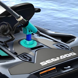 Könnte beinhalten: Ein schwarzes und graues Sea-Doo-Wasserfahrzeug mit einer Angelrutenhalterung. Die Halterung ist türkis und blau, und die Angelrute ist schwarz. Das Wasserfahrzeug befindet sich auf dem Wasser.