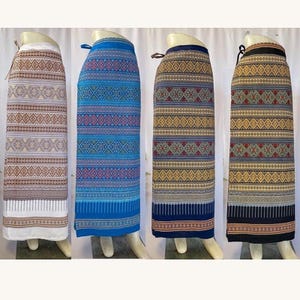 以下が含まれることがあります： 異なる幾何学模様の長いスカートが4枚。スカートは白、青、黄、黒です。