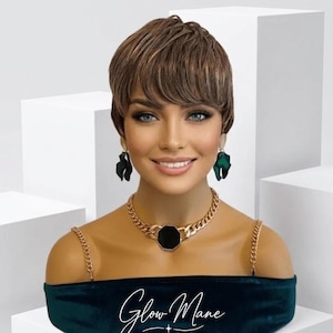 Peluca rubia estilo pixie chic, peluca corta con flequillo, peinado con mechas en capas, peluca de aspecto natural, peluca ligera para uso diario.