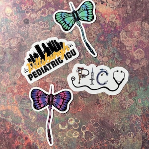 Puede incluir: Un conjunto de pegatinas con diseños médicos y de Pittsburgh. Incluye una pegatina con forma de mariposa con el texto "ICU", una pegatina con el horizonte de la ciudad con "Pittsburgh Pediatric ICU" y una pegatina con "PICU" y un estetoscopio.