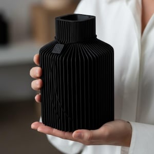 Jarrón cuadrado negro mate con decoración geométrica impresa en 3D