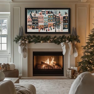 K&ouml;nnte beinhalten: Ein gem&uuml;tliches Wohnzimmer mit Kamin, Weihnachtsbaum und festlicher Dekoration. Ein gerahmtes Winterdorf-Gem&auml;lde h&auml;ngt &uuml;ber dem Kamin, geschm&uuml;ckt mit Girlande, Str&uuml;mpfen und Kerzen. Der Kamin hat ein brennendes Feuer.