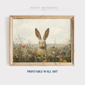 Puede incluir: Una impresión de arte de pared imprimible con un conejo en un campo de flores silvestres. El conejo está mirando directamente al espectador con orejas grandes y un pelaje suave y esponjoso. El fondo es un cielo azul suave con algunas nubes.