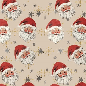 Op de afbeelding: Een herhalend patroon van Sinterklaasgezichten met rode mutsen en witte baarden. De achtergrond is lichtbeige met gouden en zilveren sterren en sneeuwvlokontwerpen. De Sinterklaasgezichten lachen.