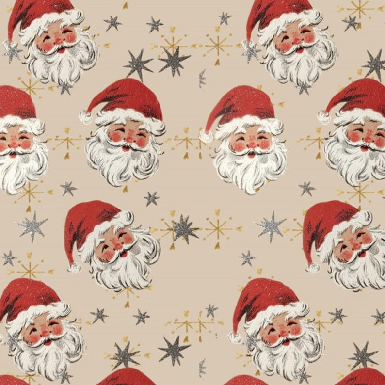 Op de afbeelding: Een herhalend patroon van Sinterklaasgezichten met rode mutsen en witte baarden. De achtergrond is lichtbeige met gouden en zilveren sterren en sneeuwvlokontwerpen. De Sinterklaasgezichten lachen.
