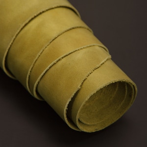 Tiana, pieno fiore, vera pelle verde limone, 2,5 mq. 1,5-1,8 mm. Pelle di vitello, pelle per artigianato, prima scelta, pieno fiore.