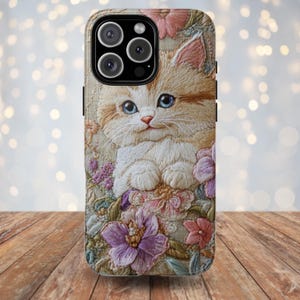 花畑にいるかわいい子猫の携帯ケース / 刺繍携帯ケース iPhone 16 15 14 13 12 11 pro max、Samsung Galaxy S22 S23 S24 Ultra、Google