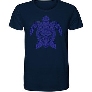 Könnte beinhalten: Ein marineblaues T-Shirt mit einem blauen Mandala-artigen Meeresschildkröten-Design.