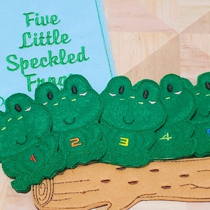 Beschäftigtes Buch, 5 kleine gesprenkelte Froschfingerpuppen, ruhige Buchseite, Kinderreimlied QB156