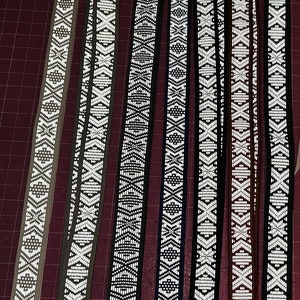 Puede incluir: Seis llaveros reflectantes con fondos de colores diferentes y un patr&oacute;n geom&eacute;trico blanco. Cada llavero tiene un cierre de metal plateado.