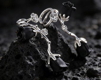 Par de pendientes tipo ear cuff con rosas negras góticas - Pendientes florales sin perforación, joyería romántica oscura