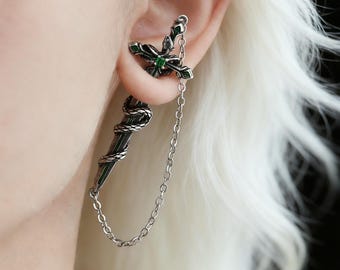 Pendiente gótico de serpiente y espada: diseño vintage asimétrico con cadena cruzada en rojo o verde