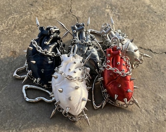 Llavero gótico con forma de corazón anatómico con pinchos, llavero punk con cadena, accesorio alternativo