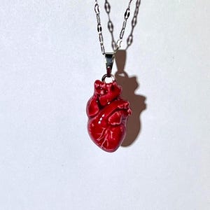 Handgemachte Anatomische Halskette aus Ton, Herz Anhänger, Handgemachtes Hot Heart, Valentinstag Geschenke