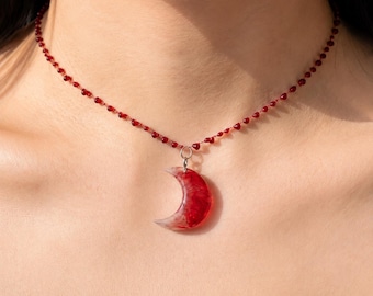 Handgemaakte ketting in de vorm van een halve maan van hars, keuze uit 5 kleuren, met zilveren of bloedrode ketting.