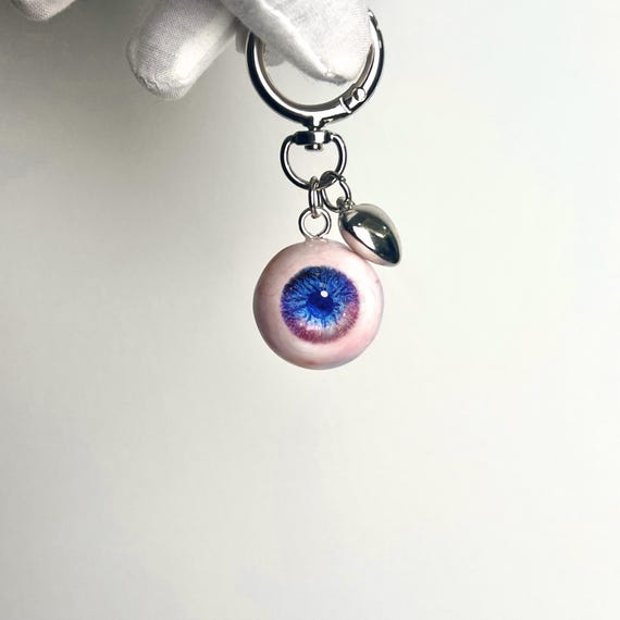 Weird Resin Eyeball Keychain - Unique Gift for Gothic and Eccentric Style Enthusiasts - Spooky Halloween Gift