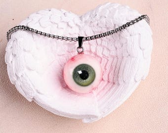 Collar con colgante de globo ocular verde: joyería gótica de terror hecha a mano