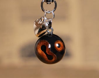 Llavero de triple pupila: amuleto de resina gótica para ojos, accesorio de terror peculiar.