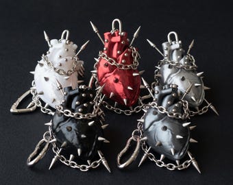 Colgante gótico en forma de corazón impreso en 3D con cadenas y pinchos, dije para bolso estilo punk, joyería alternativa llamativa