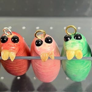 Portachiavi a forma di verme in argilla polimerica / Regalo originale e divertente