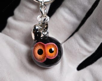 Llavero espeluznante con dos globos oculares gemelos / Dije gótico para bolso de resina hecho a mano