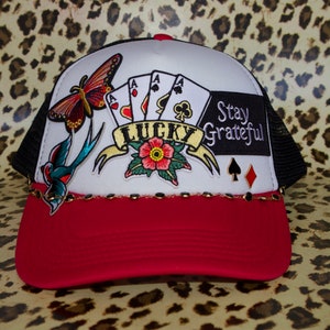 Gorra trucker con parche de malla de copa alta en rojo y negro. Gorro de mujer Rock n Roll con parche y cadena y pasadores.