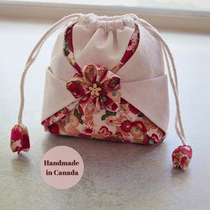 Pochette japonaise faite main avec cordon de serrage petite trousse de maquillage en fleurs de cerisier Trousse de toilette Kinchaku Cadeau unique pour elle Cadeau Saint Valentin