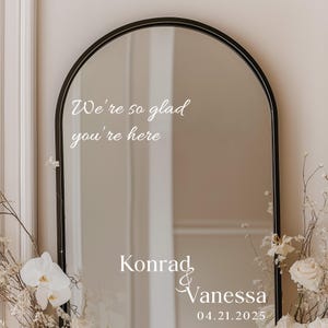 Boda personalizada Bienvenido a la boda de vinilo espejo, calcomanía de espejo de boda, estamos muy contentos de que estés aquí calcomanía de espejo