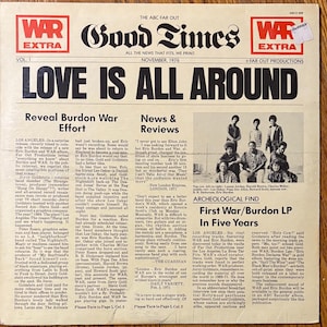 Puede incluir: Un recorte de periódico en blanco y negro con el titular "Love Is All Around." El artículo trata sobre el lanzamiento de un nuevo álbum de la banda "First War/Burdon." El recorte de periódico es de la publicación "Good Times", que es una publicación de "Far Out Productions". El artículo incluye una foto de los miembros de la banda.
