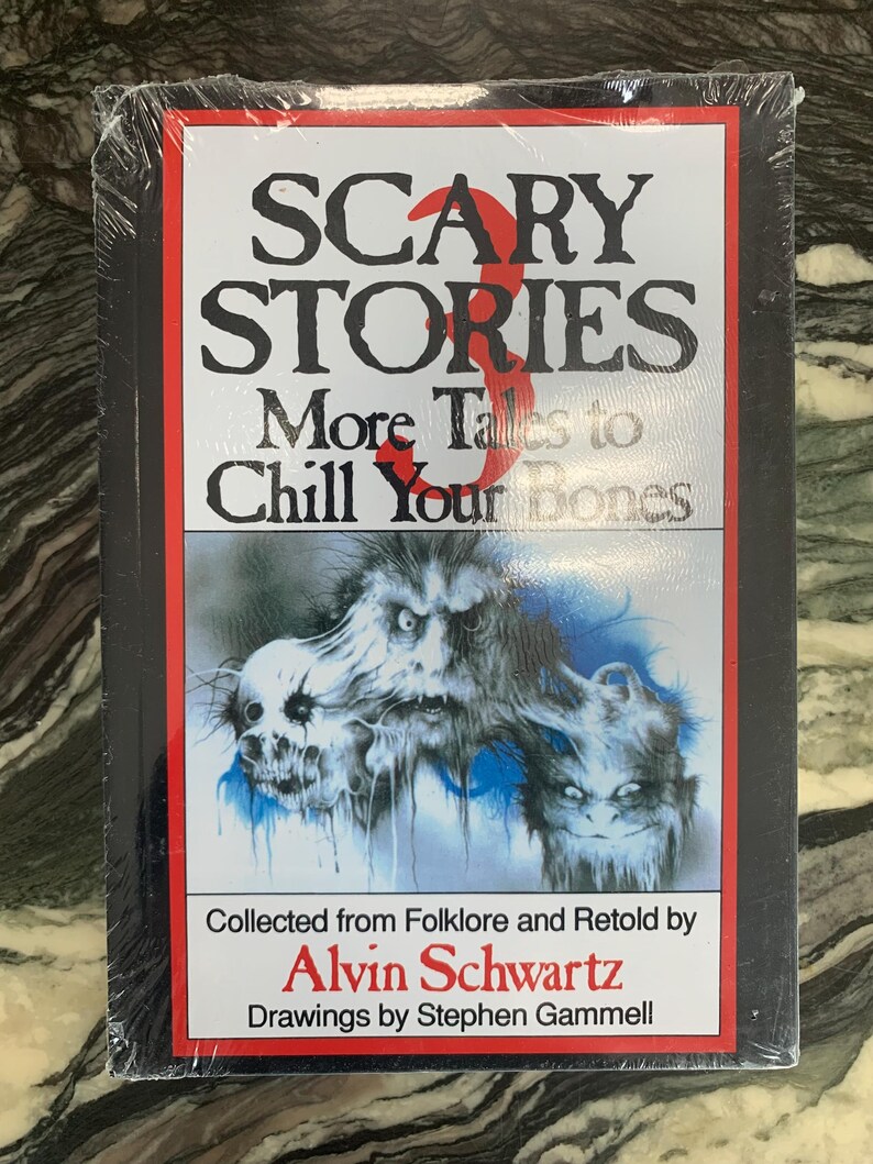 Puede incluir: Una copia sellada de "Scary Stories 3: More Tales to Chill Your Bones" de Alvin Schwartz. La portada del libro presenta un borde rojo y blanco con el t&iacute;tulo en letras negras grandes. La portada muestra un monstruo en tonos grises y azules.