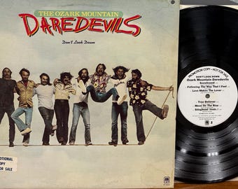 Vinilo vintage - Ozark Mountain Daredevils, Don’t Look Down, A&M SP-4662, funda interior con imagen y letra, promoción con etiqueta blanca