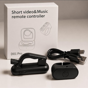 Könnte beinhalten: Ein schwarzes D01 Pro Kurzvideo- und Musik-Fernbedienungsset. Das Set enthält eine Fernbedienung, einen ringförmigen Controller, einen Clip-On-Controller und ein USB-Ladekabel. Auf der Box steht "Short video & Music remote controller".