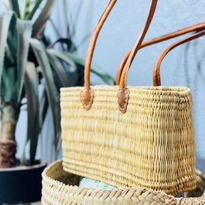 Gewebter Korb mit Ledergriffen, marokkanische stilvolle Strandtasche, schicker Einkaufskorb, trendige Strandtasche, Ledergrifftasche