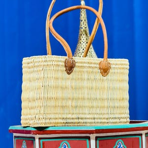 Stilvolle marokkanische Strandtasche, gewebter Korb mit Ledergriffen, schicker Einkaufskorb, trendige Strandtasche, Ledergrifftasche