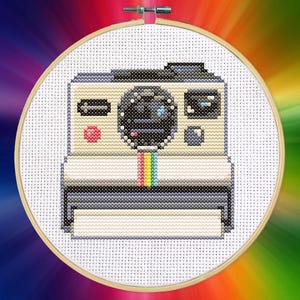 Korsstygnskit med retrokamera – DIY-broderi, popkonstprojekt
