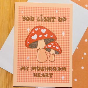 Tarjeta de felicitación "Amor de Hongos" – Iluminas mi corazón de hongo – Tarjeta con un juego de palabras adorable – Pequeña (10 x 14,5 cm) – Interior en blanco – Cartulina de 200 g/m²