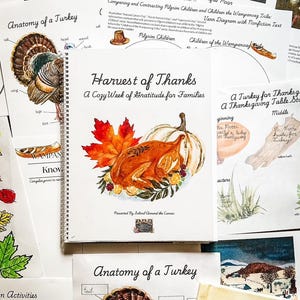 Könnte beinhalten: Ein Spiralnotizbuch mit dem Titel "Harvest of Thanks" mit einer Aquarellillustration eines gebratenen Truthahns, Kürbis und Herbstblättern. Bildungsmaterialien über Truthähne und Thanksgiving umgeben es.