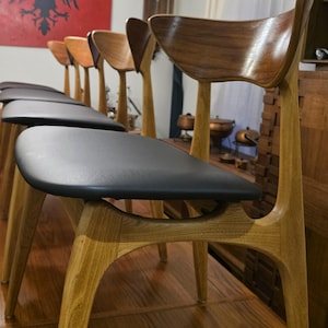 6 chaises de salle à manger en noyer et en frêne par Delicraft Canada