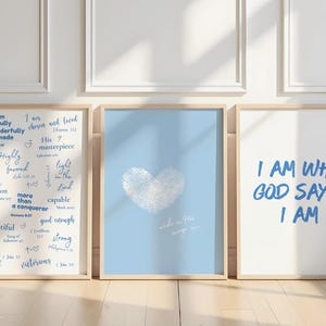 Könnte beinhalten: Drei gerahmte Kunstdrucke mit inspirierenden Zitaten. Ein Druck zeigt eine Liste von Affirmationen in blauem Text. Ein anderer zeigt ein Fingerabdruckherz auf hellblauem Hintergrund. Der dritte Druck lautet: "ICH BIN, WER GOTT SAGT, DASS ICH BIN."