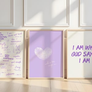 Könnte beinhalten: Drei gerahmte Kunstdrucke mit inspirierenden Zitaten. Die Drucke zeigen Sätze wie "Ich bin furchtbar wunderbar gemacht", ein Fingerabdruckherz und "Ich bin, wer Gott sagt, dass ich bin". Die Rahmen sind helles Holz.
