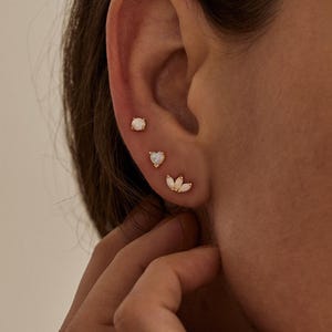 Boucles d'oreilles plates en argent sterling avec opale, petites boucles d'oreilles en opale, boucles d'oreilles en or opale, piles de boucles d'oreilles, boucles d'oreilles cartilage, cadeau pour elle