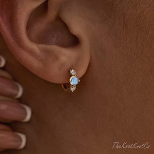 Sterling Silber Mondstein Huggie Creolen, zierliche Mondstein Huggie Creolen, Geburtsstein Ohrringe, Creolen, Weihnachtsgeschenke