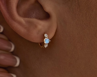 Zierliche Mondstein Huggie Hoop Ohrringe, 14K Vergoldete Mondstein Huggie Hoop Ohrringe, Geburtsstein Ohrringe, Hoop Ohrringe, Geschenk zum Muttertag