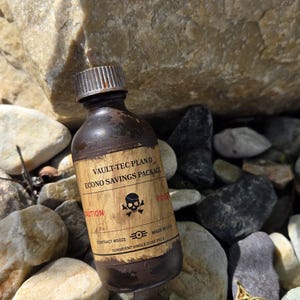 Puede incluir: Una botella marrón con tapa metálica, etiquetada como "Vault-Tec Econo Savings Package" con un símbolo de calavera. La botella está sobre un lecho de rocas, con texto que dice "Caution" y "Poison".