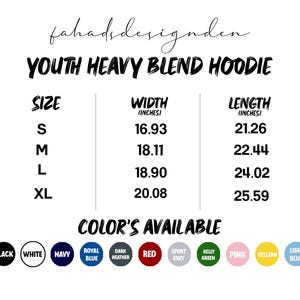Pu&ograve; includere: Grafica bianca che mostra le opzioni di taglia e colore per una felpa con cappuccio Youth Heavy Blend. La tabella delle taglie include le misure di larghezza e lunghezza in pollici. I colori disponibili includono nero, bianco, blu navy, blu reale, grigio scuro, rosso, grigio sportivo, verde kelly, rosa, giallo e azzurro.