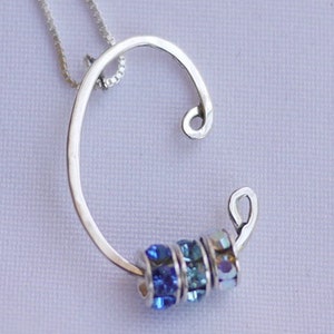 Collana con iniziale della lettera C personalizzata fatta a mano con cristalli di pietra portafortuna - di I Heart This