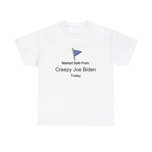 Puede incluir: Camiseta blanca con un gráfico de bandera azul y el texto "Marked Safe From Creepy Joe Biden Today".