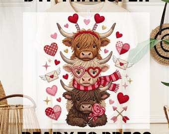 Peut inclure: T-shirt blanc avec un motif superposé de trois vaches des Highlands ornées d'accessoires de la Saint-Valentin. Les vaches portent des lunettes en forme de cœur, des écharpes et sont entourées de cœurs et de flèches. Le texte en haut indique "DTF TRANSFER" et en bas "READY TO PRESS".